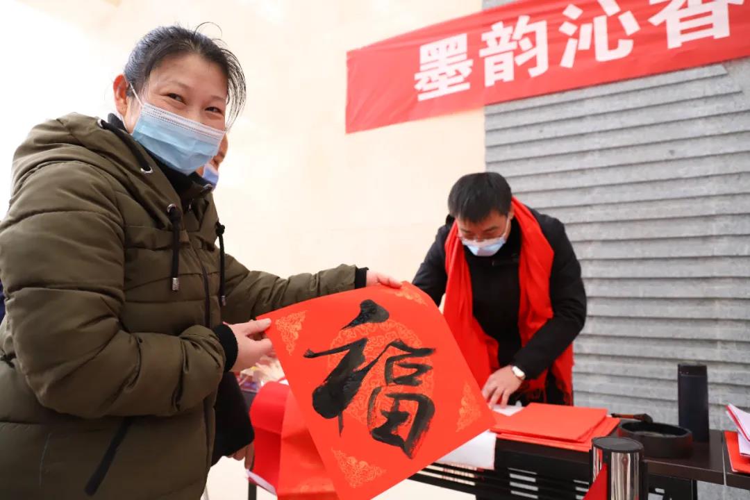 【翰墨迎春】宿遷市書(shū)法家協(xié)會(huì)書(shū)法家走進(jìn)市鐘吾醫(yī)院寫(xiě)春聯(lián)、送祝福(圖4)