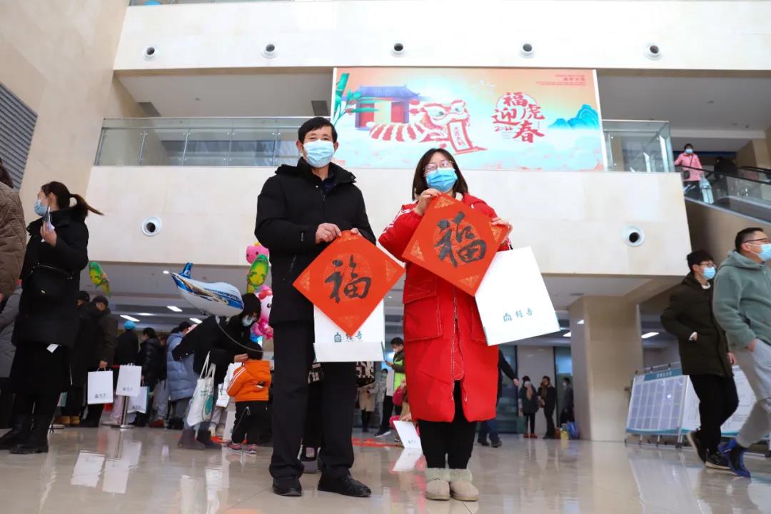 【翰墨迎春】宿遷市書(shū)法家協(xié)會(huì)書(shū)法家走進(jìn)市鐘吾醫(yī)院寫(xiě)春聯(lián)、送祝福(圖5)